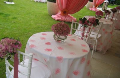 girl communion decor in white and pink colours